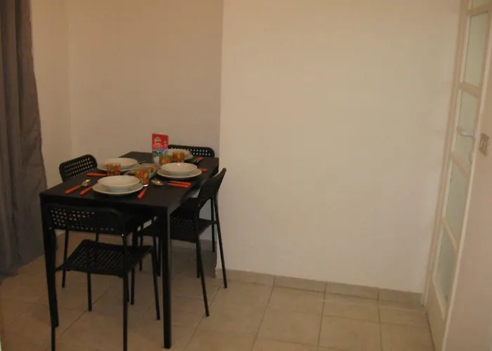 M1 Pasteur Holiday Home